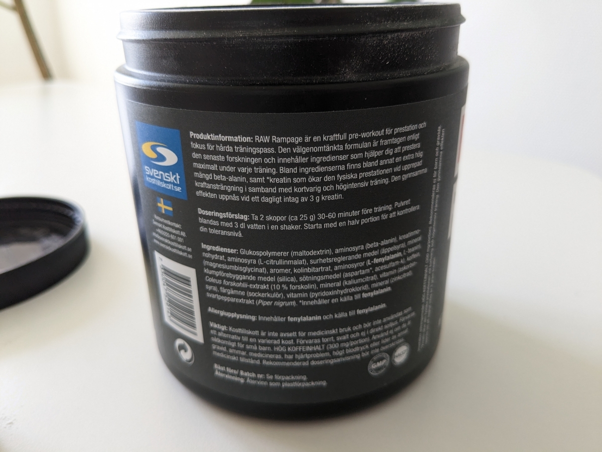 Baksida med ingredienslista och doseringsråd på RAW Rampage, foto från vårt test